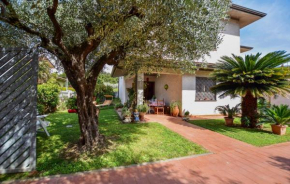 Awesome Home In Capezzano Pianore With Kitchen, Capezzano Pianore